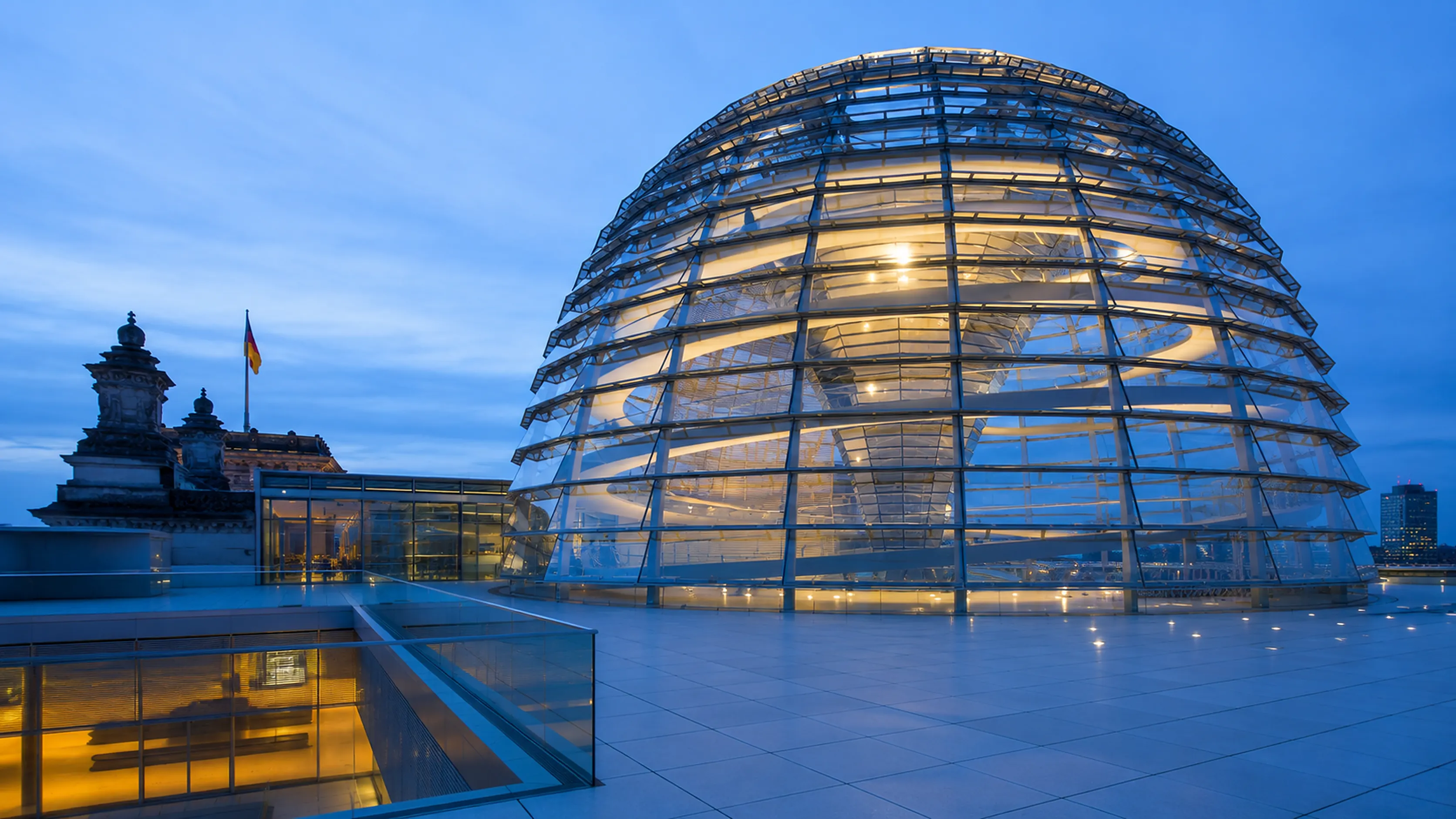 Reichstagskuppel in Berlin bei Dämmerung